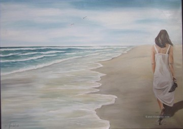 Frau zu Fuß am Strand Wasserzeichen
